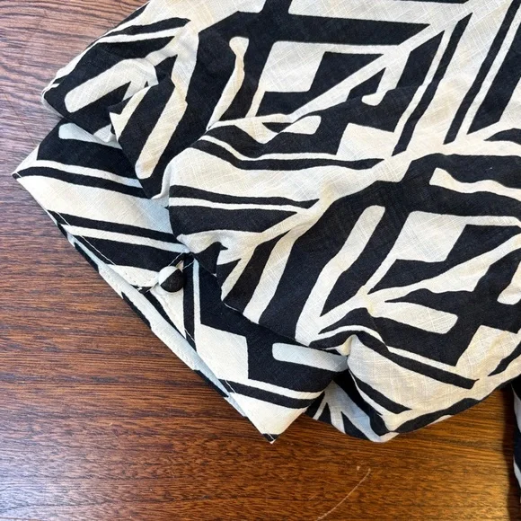 Banana Republic Black and Cream Cropped Geometric Top Medium - Picture 13 of 15